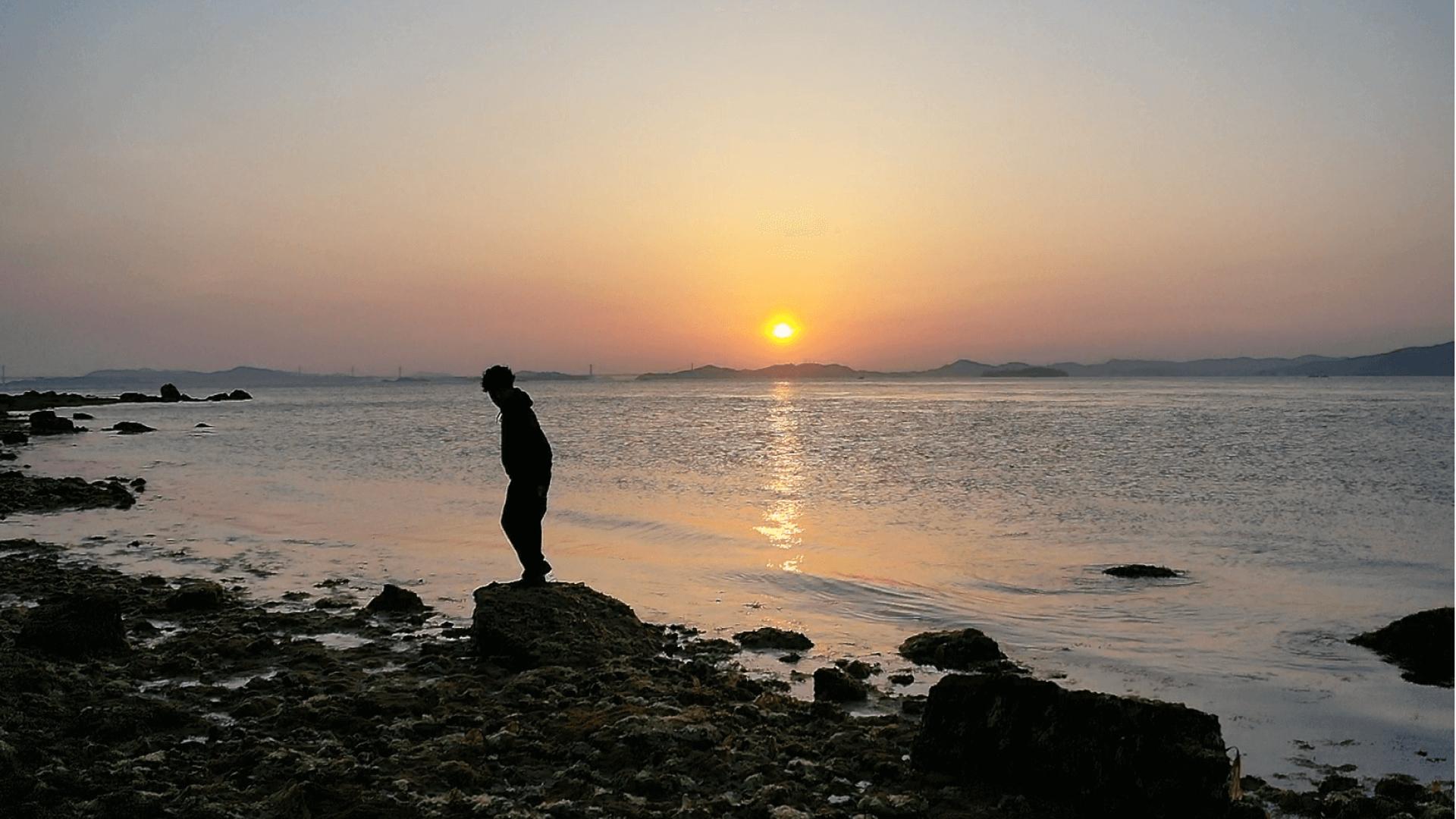 瀬戸大橋に沈む黄金の夕陽