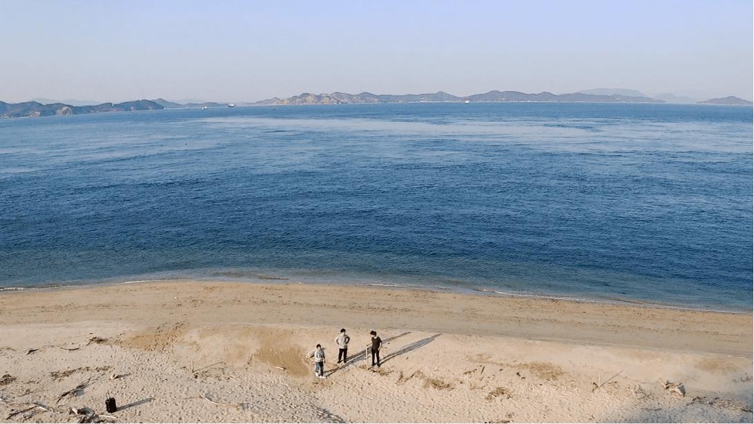 海の向こうに望むのは岡山の山や街。