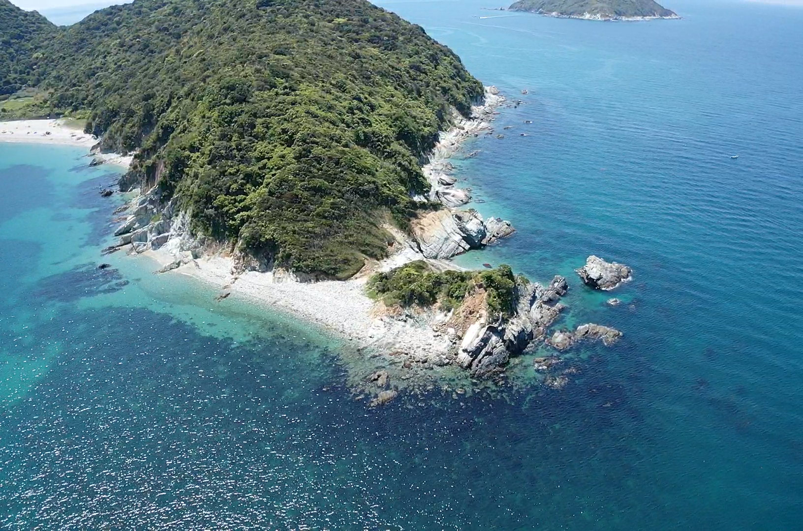 美しいグラデーション海に囲まれた場所。