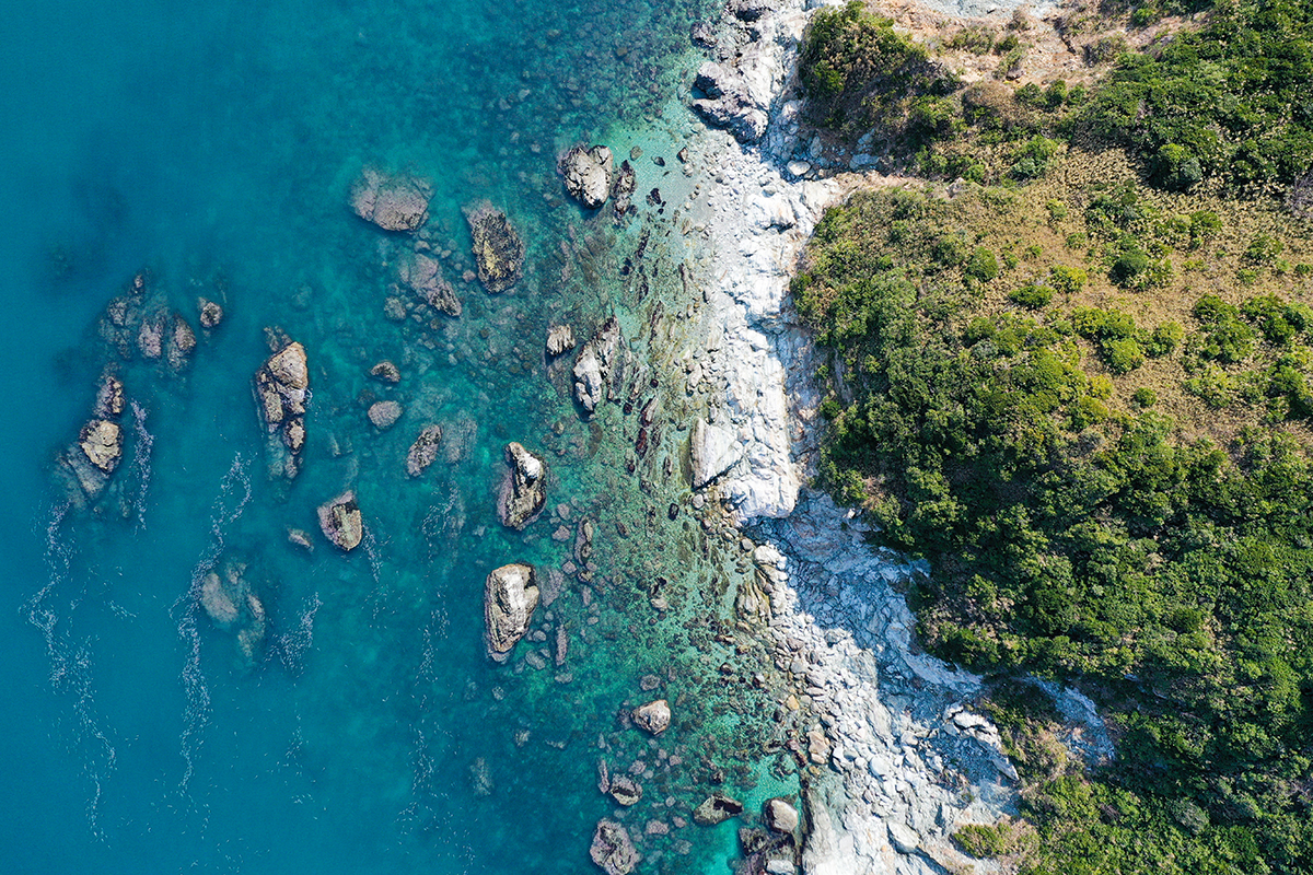 上空から見ても美しい、手つかずの海岸線。