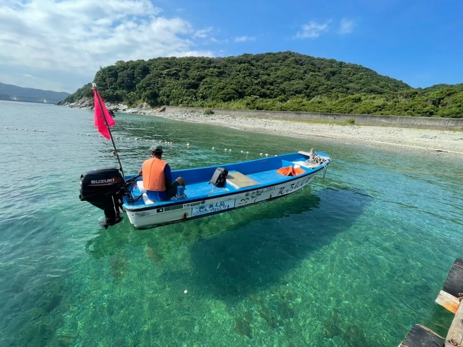 透明度の高い海は、船が浮いているよう。