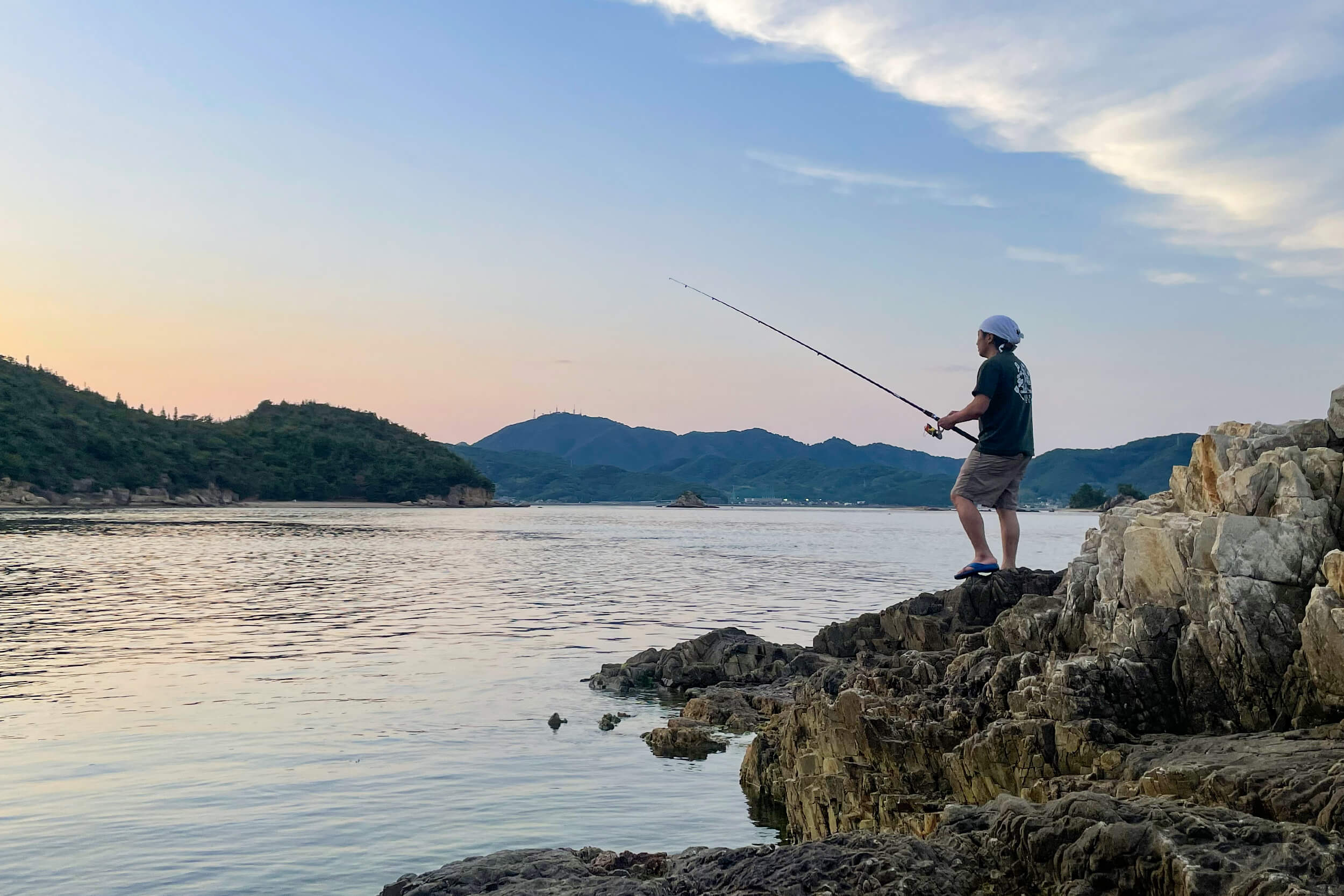 静かな海と向き合う、贅沢な釣り時間を。