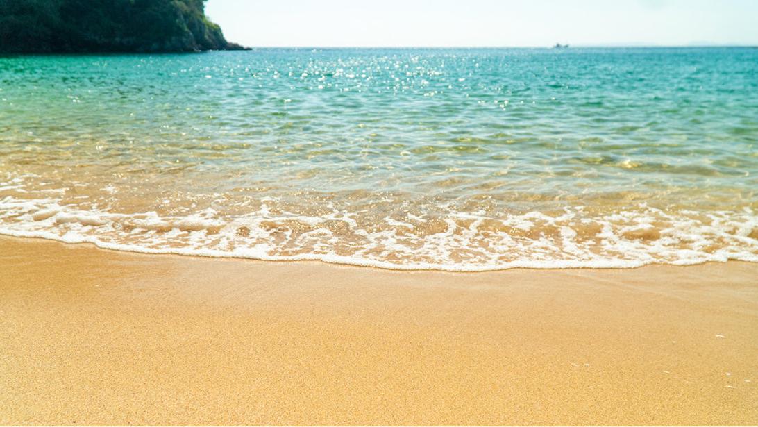 さらさらの白い砂浜と、透き通るきらめく波。