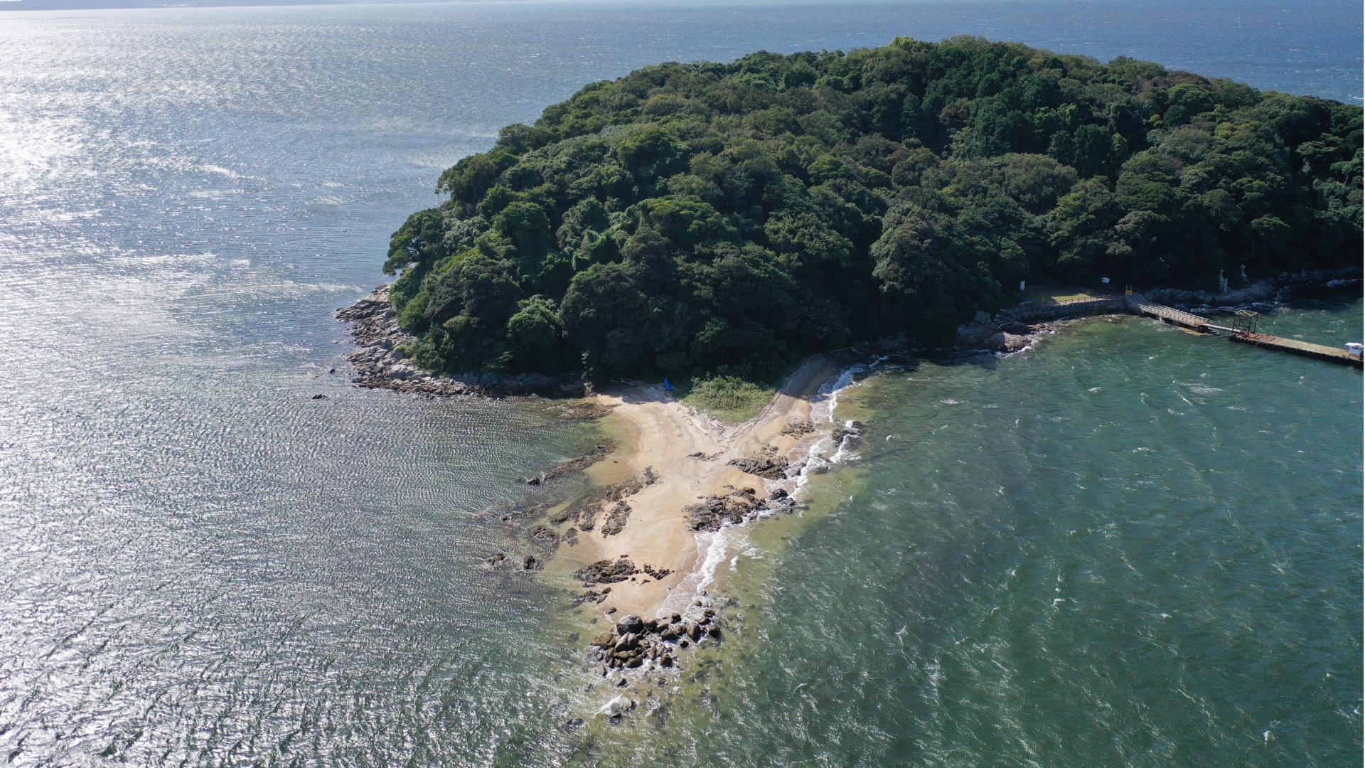 特徴的な砂浜の無人島