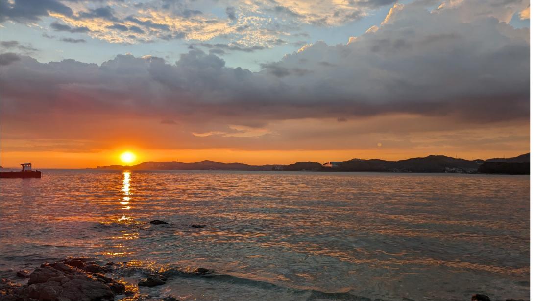 海に沈む夕日が、特別な時間を彩ります。