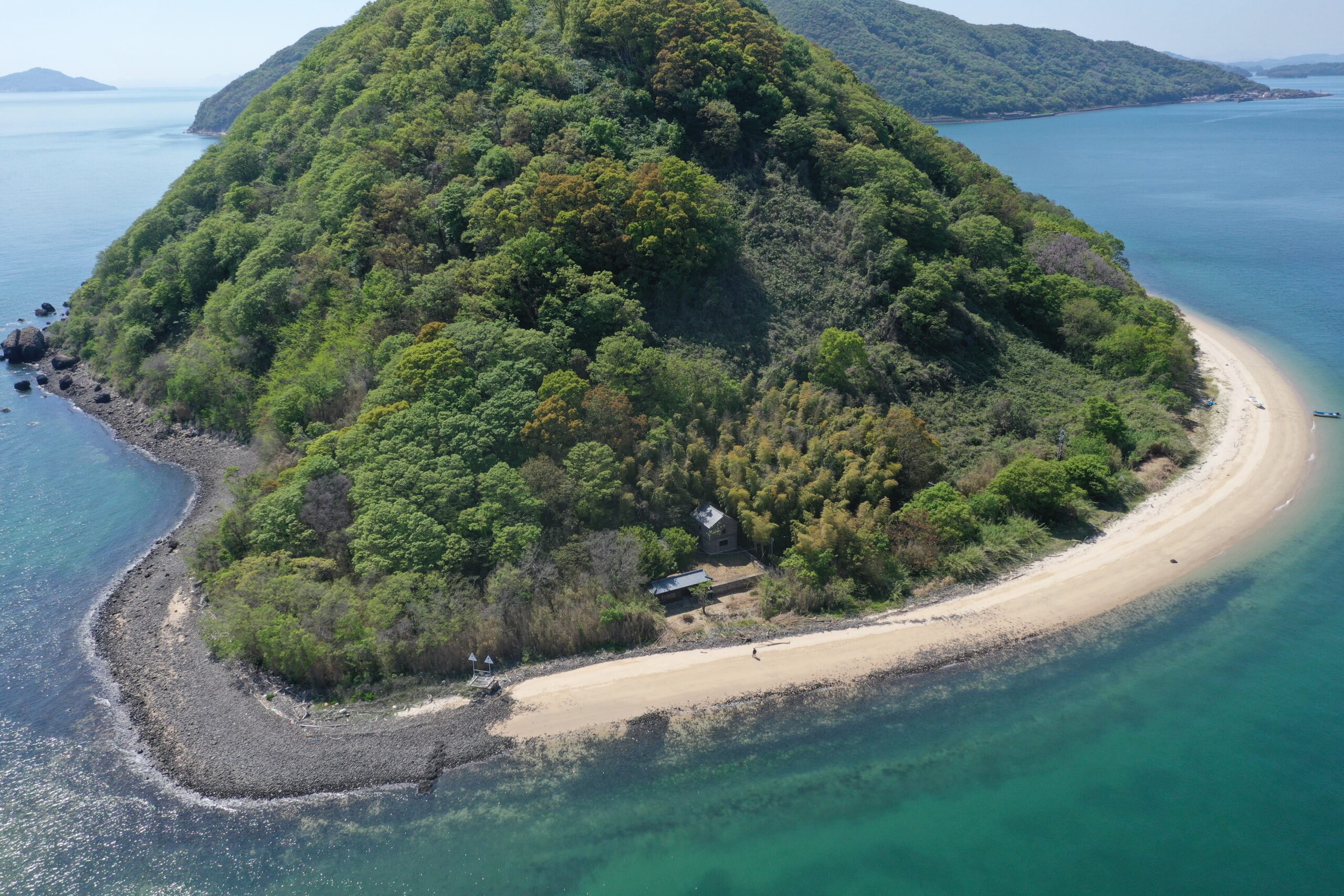 島は山なりになっていて、急こう配なので気を付けて散策しましょう。