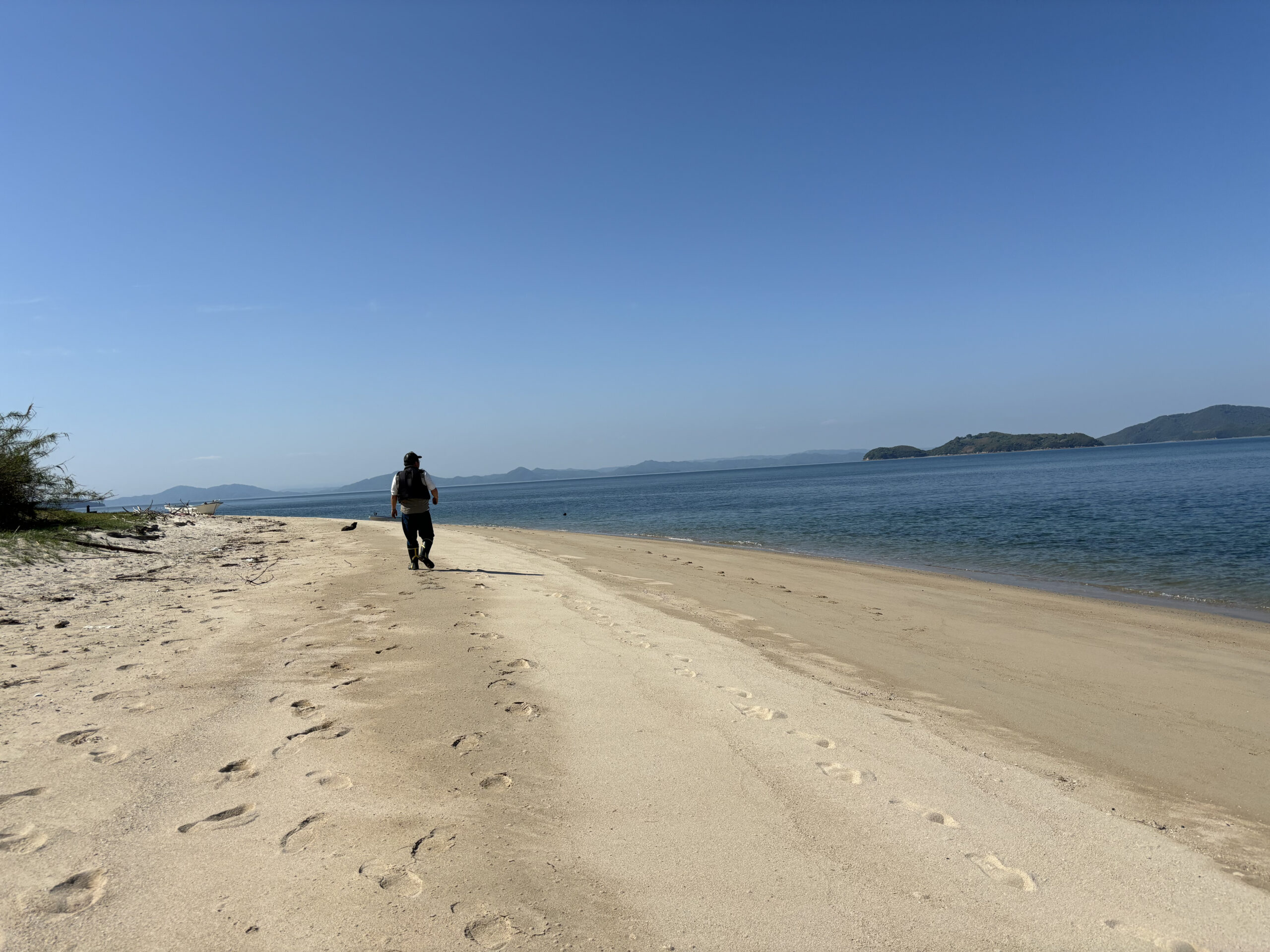 砂浜が広がるビーチからは瀬戸内海の島が見えます。