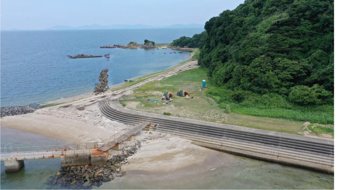 穏やかな海に囲まれた、開放感あふれる無人島。