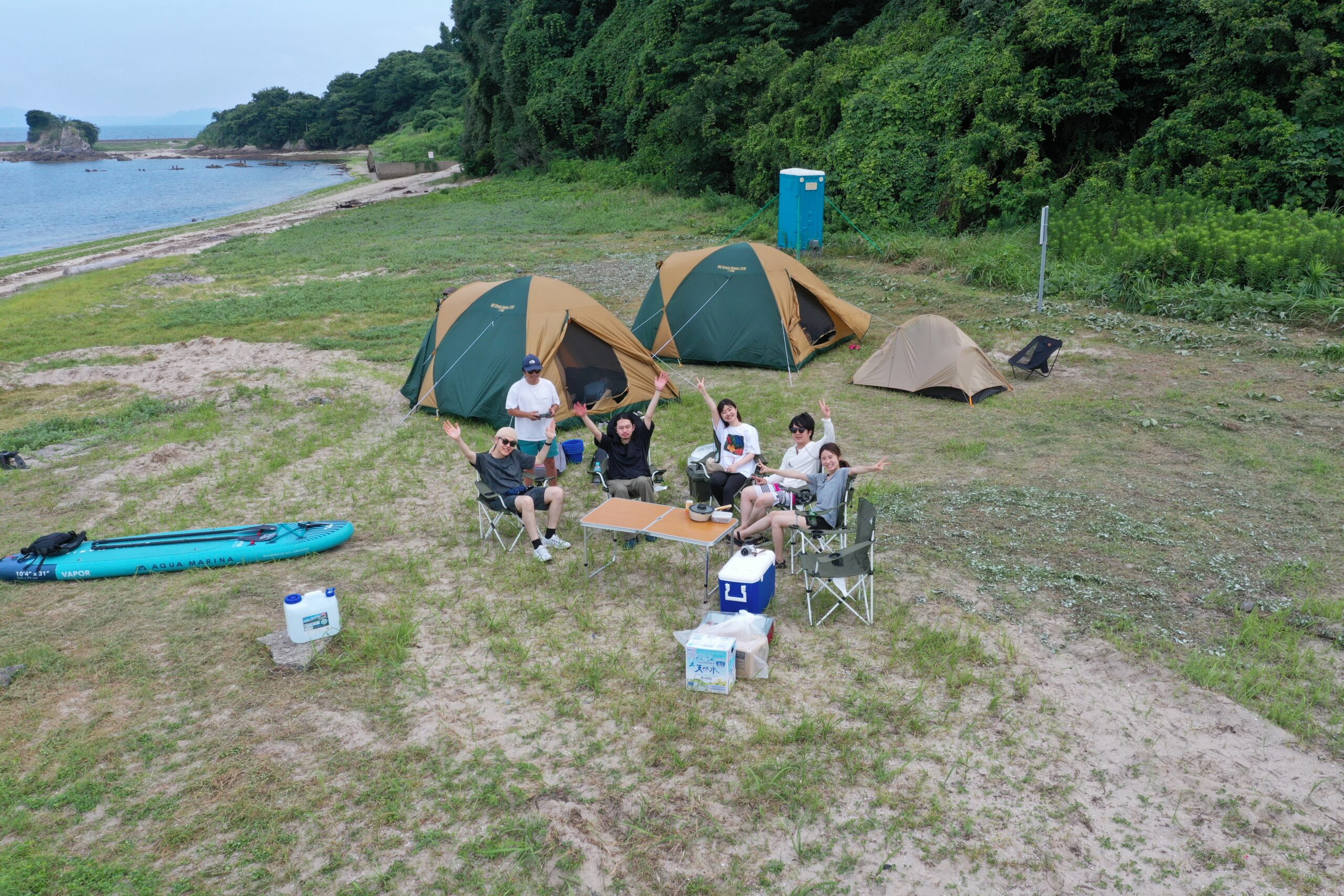 テントを張れる場所は無人島には珍しい平地です。